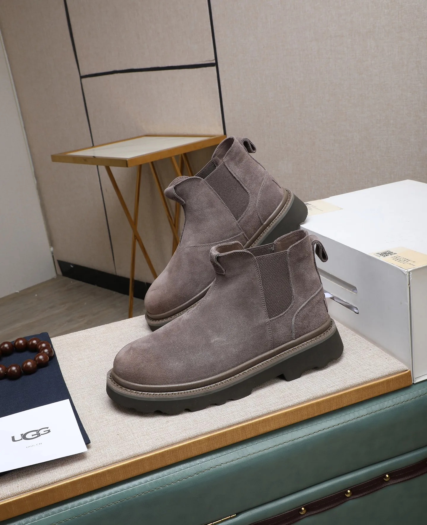 Men's shoes 💰640 (full genuine wool lining, 10% off for fake ones) Please pay attention to the quality of the original item and compare the thickness of the wool 🏮🏮 Popular UGG men's shoes from Australia's warm luxury brand, the official website is synchronized, Beckham men's style..., made of imported first-layer waxed cowhide, waxed toe cap, Australian real wool velvet lining Carefully sewn...Imported rubber Martin boots outsole (comfortable, soft, wear-resistant) The quality is really great...Exquisite workmanship, you won't be able to put it down at first sight, size 39-44 (customized in 45)